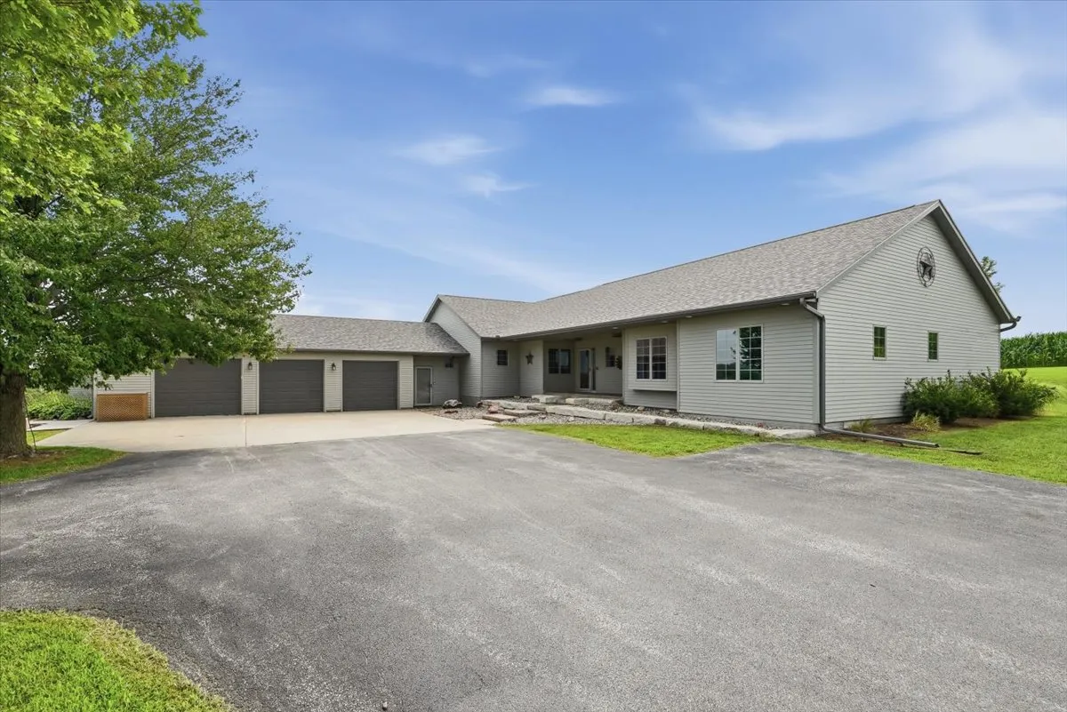 60485 400th St, Emerson, IA