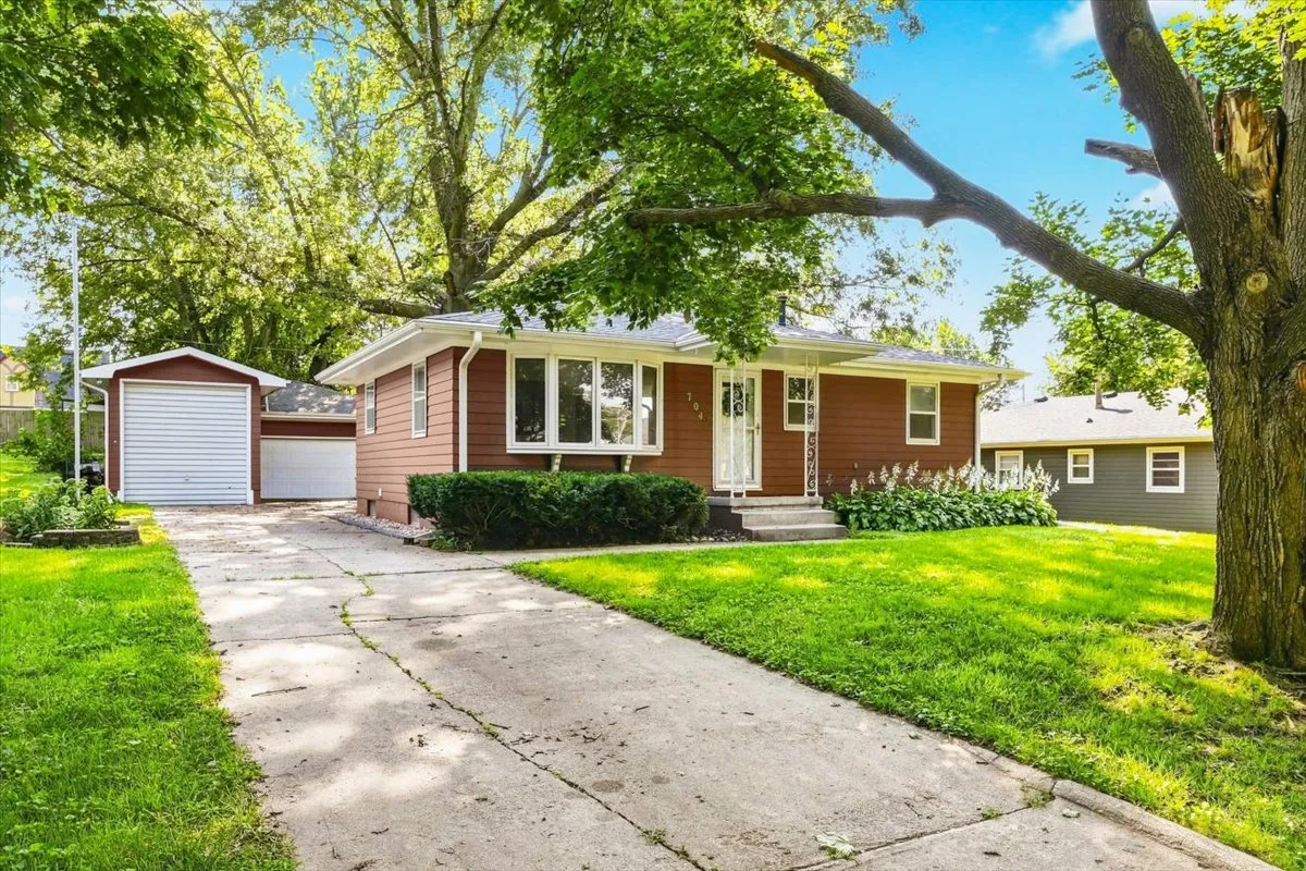 704 Kearney Ave, Malvern, IA