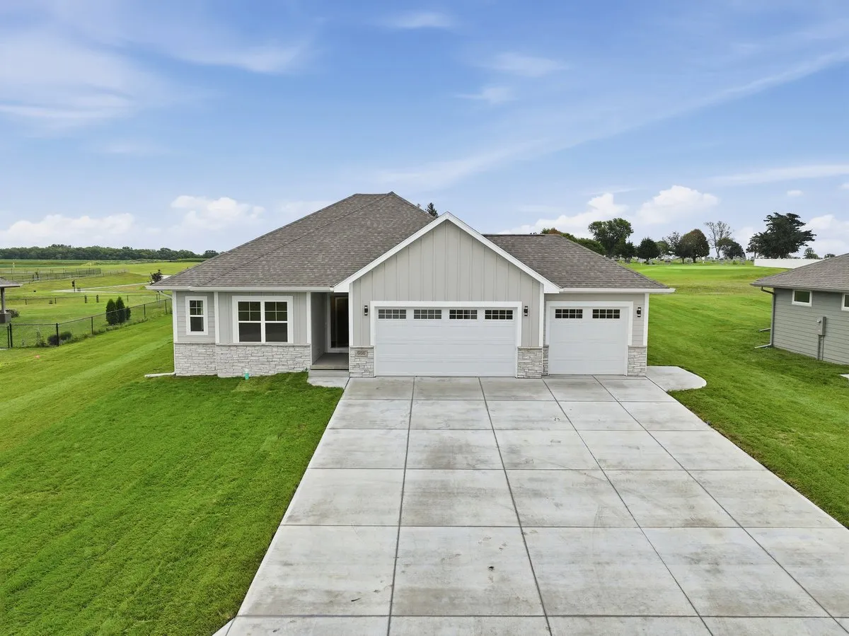 906 Fairview Hills Dr, Malvern, IA